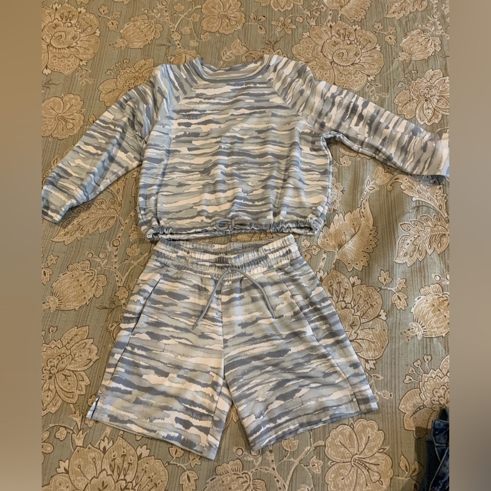 Girls MTA Sports Two-Piece shirts set. Matching crop sweatshirt. Size 10/12